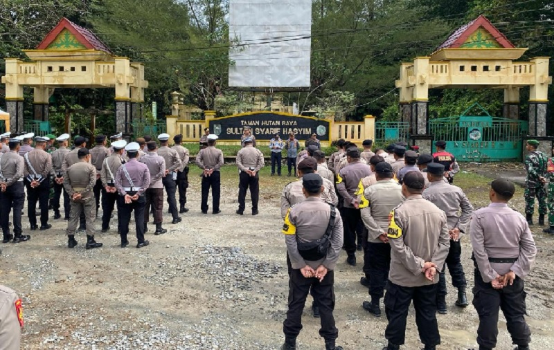 Kabag Ops Polres Siak, Kompol Didi Antoni bersama Kasatlantas AKP Kaliman memimpin apel siaga dan gladi persiapan Jambore Karhutla Riau di depan Gerbang Tahura Sultan Syarif Hasyim, Kecamatan Minas.