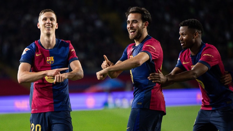 Pemain Barcelona merayakan gol tunggal kemenangan yang dicetak ke Dani Olmo gawang Real Mallorca dalam lanjutan LaLiga Spanyol di Estadi Ol&iacute;mpic Llu&iacute;s Companys.