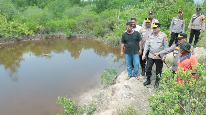 Kapolres Kepulauan Meranti, AKBP Aldi Alfa Faroqqi SIK MH mengecek embung yang berada di Desa Gogok Darussalam, Kecamatan Tebingtinggi Barat, Selasa (22/4/2024).