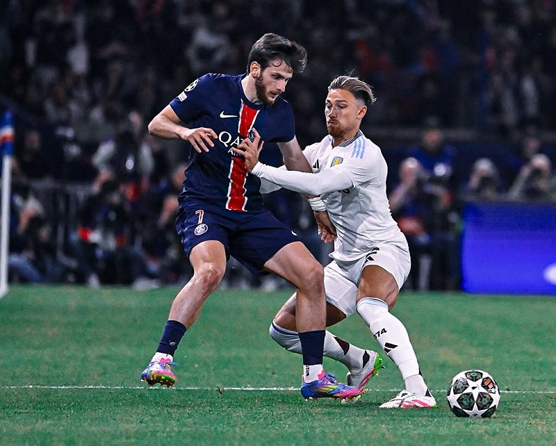 Rekrutan baru PSG Khvicha Kvaratskhelia (kiri) salah satu winger yang punya kemampauan dribel mematikan.