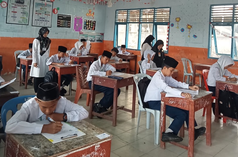 Para siswa kelas IX MTs YPPI Bengkalis mengikuti asesmen untuk  evaluasi akhir yang menjadi penentu kelulusan siswa dari jenjang pendidikan madrasah tsanawiyah, Selasa (22/4/2025).