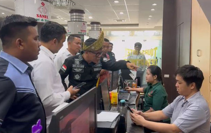 Wamenaker RI Immanuel Ebenezer Gerungan didampingi Anggota DPRD Kota Pekanbaru Zulkardi dan Kadisnaker Riau Bobby Rahmat, saat sidak ke perusahaan travel di Jalan Teuku Umar, Rabu (23/4/2025).