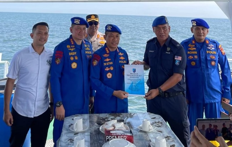 Direktorat Polairud Polda Riau bersama Polis Marin Wilayah Dua Johor Bahru, Malaysia menjalin kerja sama di perairan Gosong Rob Roy perbatasan antara Indonesia dan Malaysia.