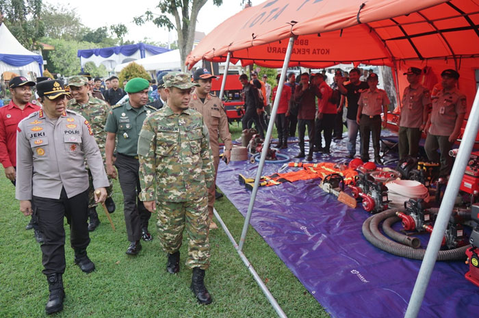 Wako Pekanbaru Agung Nugroho (kanan), didampingi Kapolresta Pekanbaru Kombes Pol Jeki Rahmat Mustika (kiri) serta jajaran forkopimda tinjau kesiapan dan alat pencegahan karhutla di MPP Pekanbaru