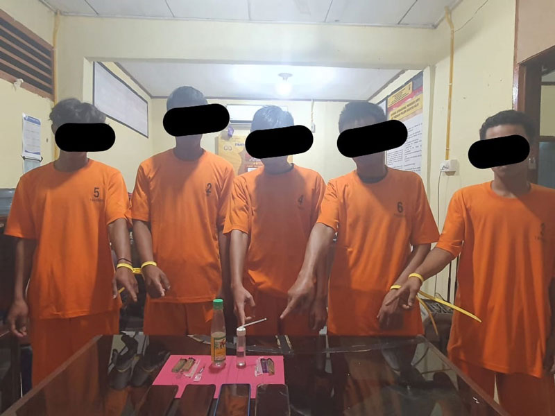 Lima pengguna narkotika sabu-sabu diamankan Polsek Kuantan Hilir di Desa Pulau Baru Kecamatan Kuantan Hilir Seberang, Selasa (22/4/2025) .