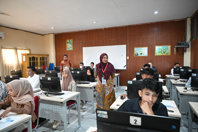 Rektor Unri Prof Dr Sri Indarti SE MSi saat melakukan kunjungan pelaksanaan UTBK SNBT 2025 di salah satu ruang ujian kampus Unri, Rabu (23/4/2025).