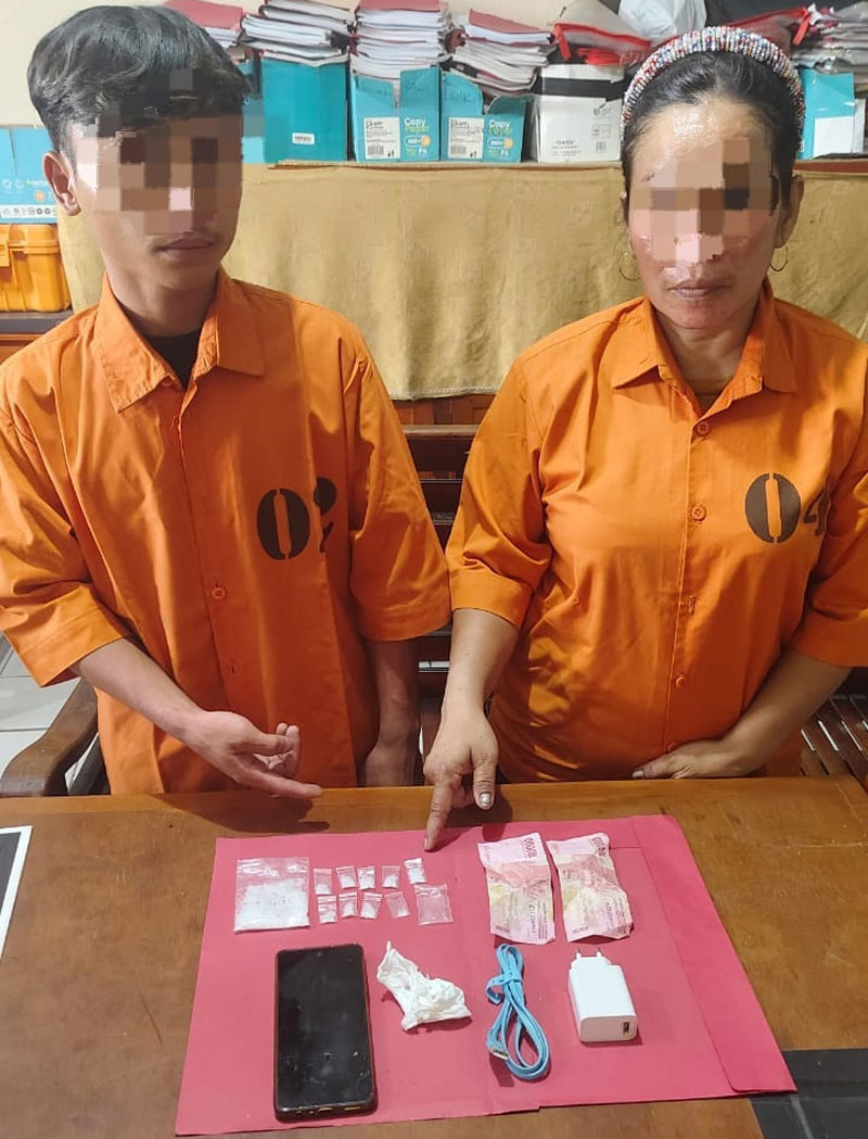 Dua tersangka pengedar narkotika jenis sabu saat diamankan Tim Opsnal Satreskrim Polsek Tapung, Selasa (22/4/2025) siang.