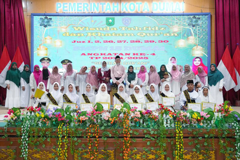 Wali Kota Dumai H Paisal dan para guru foto bersama dengan para tahfiz Al-Qur&rsquo;an dari kalangan pelajar SMP Negeri 15 Dumai saat acara wisuda di gedung Sri Bunga Tanjung, Rabu (23/4/2025).
