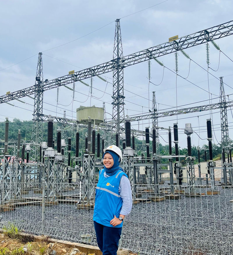 Salah se&shy;orang srikandi PLN, Kartini masa kini yang turut ber&shy;kontribusi dalam mem&shy;bangun kelistrikan, ketika bertugas di gardu induk.