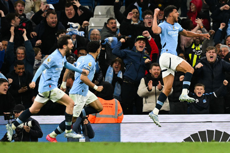 Para pemain Manchester City melakukan selebrasi usai mengalahkan Aston Villa dalam lanjutan Liga Inggris di Stadion Etihad, Manchester, Rabu (23/4/2025).
