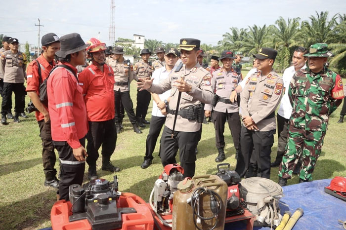 Kapolres Rohul AKBP Emil Eka Putra SIK SH MSi memberikan arahan saat mengecek perlengkapan dan peralatan pendukung penanganan Karhutla di halaman Polsek Bonai Darussalam, Rabu (23/4/2025).