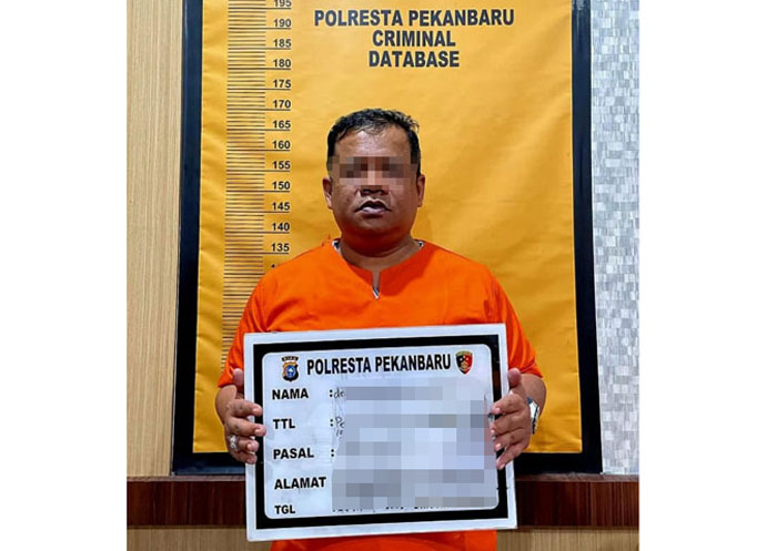 Arnaldo Eka Putra langsung ditahan usai dilakukan pemeriksaan oleh Unit IV Tipidkor Satreskrim Polresta Pekanbaru, Kamis (24/4/2025) malam.