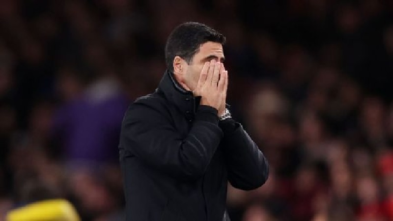 Manajer Asenal Mikel Arteta terlihat frustrasi di pinggir lapangan saat timnya berhadapan dengan Crystal Palace dalam lanjutan Liga Premier Inggris.