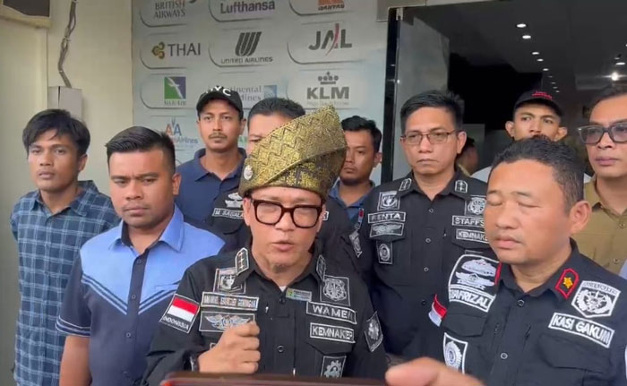 Anggota DPRD Kota Pekanbaru Zulkardi (dua dari kiri) saat mendampingi Wamenaker RI Immanuel Ebenezer Gerungan saat melakukan sidak ke Sanel Tour and Travel pada Rabu (23/4/2025) lalu.