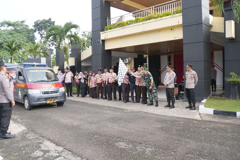 Kapolres Kunsing AKBP Angga Febrian Herlambang SIK SH bersama Asisten III Setda Kunasing Drs Rustam melepas peserta Jambore Karhutla asal Kuansing di halaman Mapolres Kuansing, Kamis (24/4/2025).