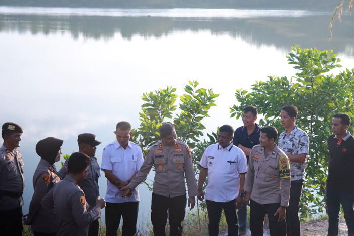 Kapolres  Kampar AKBP  Mihardi  Mirwan bersama  jajaran  PJU  Polres  Kampar  melakukan  pengecekan  ke  Embung  di  Dusun  Titian  Sago,  Desa  Koto  Tibun,  Kecamatan  Kampar,   Rabu  (23/4/2025).