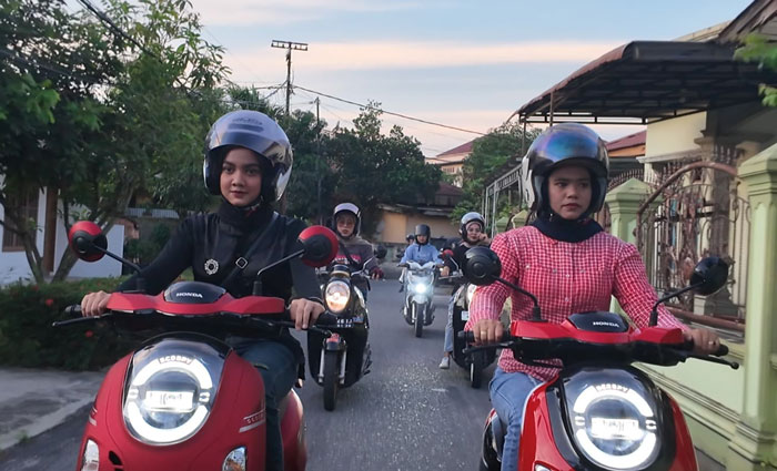 Ladies bikers pecinta motor Honda Scoopy mengikuti city rolling dalam rangkaian kegiatan Honda Scoopy Veloreactivity, yang berlangsung pada beberapa waktu lalu di Capella Honda Arengka 88, Pekanbaru.