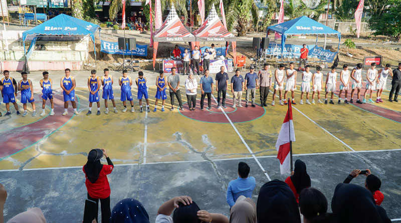 Suasana pembukaan Riau Pos-HSBL 2025 Seri Ujungbatu di Sport Center Kantor Kepala Desa Ujungbatu Timur, Rokan Hulu, Rabu (23/4/2025).