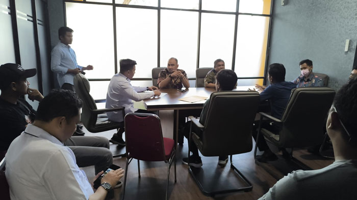 Pertemuan mantan karyawan tour and travel yang ijazahnya ditahan pihak perusahaan di kantor Disnakertrans Riau, Kamis (24/4/2025).