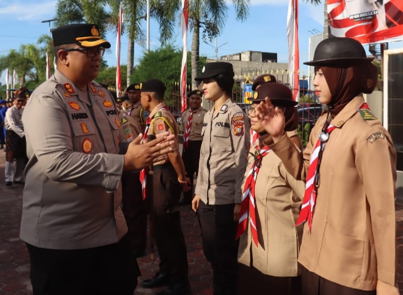 Kapolres Dumai AKBP Hardi Dinata memberikan ucapan selamat kepada peserta segera mengikuti Jambore Karhutla Riau 2025 di Siak.