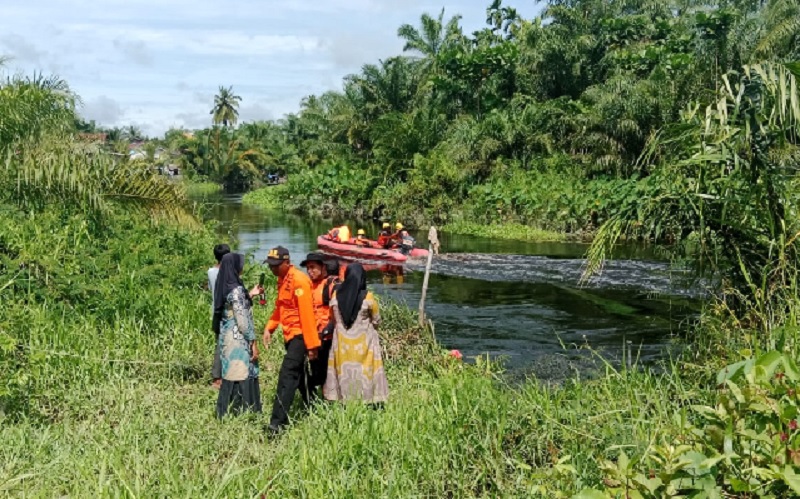 Tim gabungan melakukan upaya pencarian korban dengan menyusuri Sungai Bangko di Kepenghuluan Bangko Kiri, Kecamatan Bangko Pusako, Rokan Hilir, Kamis (24/4/2025).