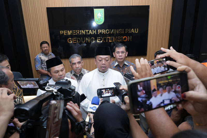 Menteri Agraria dan Tata Ruang/Badan Pertanahan Nasional Nusron&nbsp;Wahid didampingi Gubernur Riau Abdul Wahid memberikan keterangan kepada wartawan.