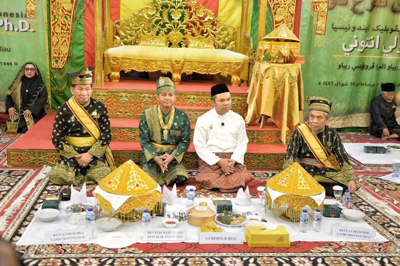 Menteri Kehutanan Raja Juli Antoni didampingi Gubernur Riau Abdul Wahid, Ketua Majelis Kerapatan Adat LAMR Raja Marjohan Yusuf, dan Ketua DPR LAMR.