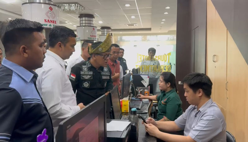 INSPEKSI MENDADAK: Wakil Menteri Ketenagakerjaan  Immanuel Ebenezer Gerungan (tiga kiri) didampingi Kadisnaker Riau Boby Rahmat (dua kiri), dan anggota DPRD Pekanbaru.