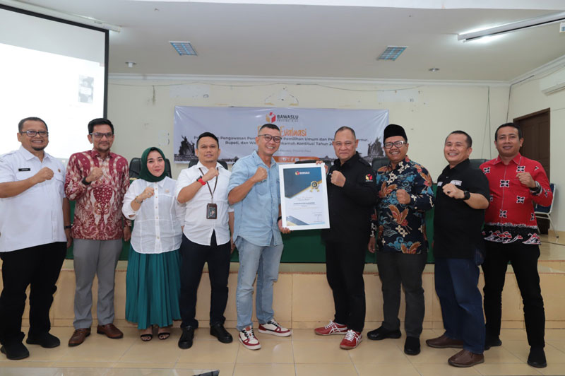 Ketua Bawaslu Kabupaten Kampar Syawir Abdullah (lima kiri) menerima&nbsp;penghargaan terbaik pertama dalam pengelolaan jaringan dokumentasi dan informasi hukum se-Provinsi Riau tahun&nbsp;2024.