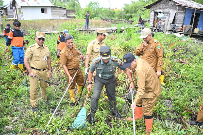Bupati Rohil H Bistamam didampingi Wabup Rohil Jhony Charles, pejabat forkopimda, Sekdakab Rohil H Fauzi saat melakukan aksi gotong royong di Kepenghuluan Sinaboi, Kecamatan Sinaboi, baru-baru ini.