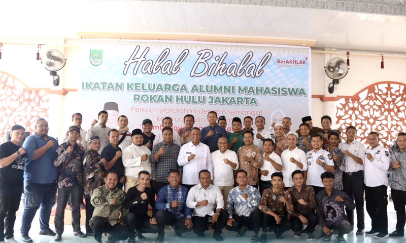 Bupati Rohul Anton ST MM foto bersama usai silaturahmi dengan perwakilan Ikatan Keluarga Alumni Mahasiswa Rokan Hulu Jakarta di Pendopo Rumah Dinas Bupati Rohul, Rabu (23/4/2025).