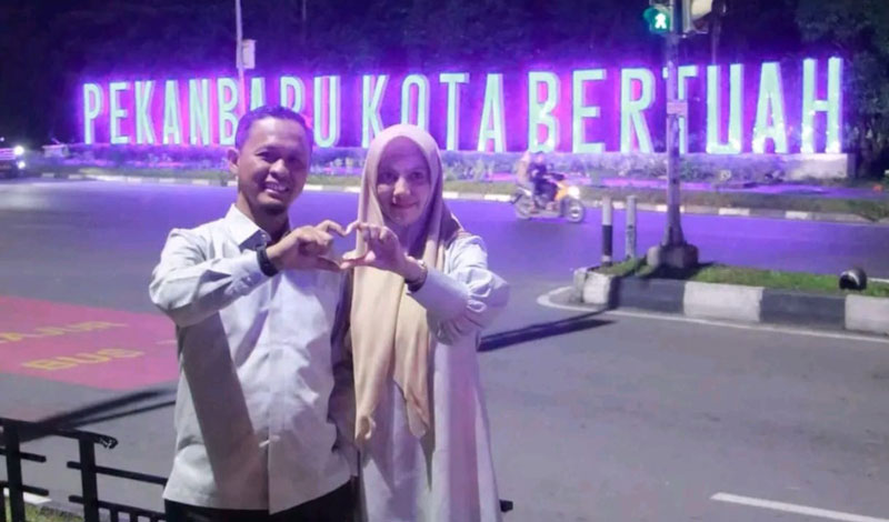 Wako Pekanbaru Agung Nugroho dan istri berfoto dengan latar belakang landmark bertuliskan Pekanbaru Kota Bertuah dekat Bandara Sultan Syarif Kasim II Pekanbaru.