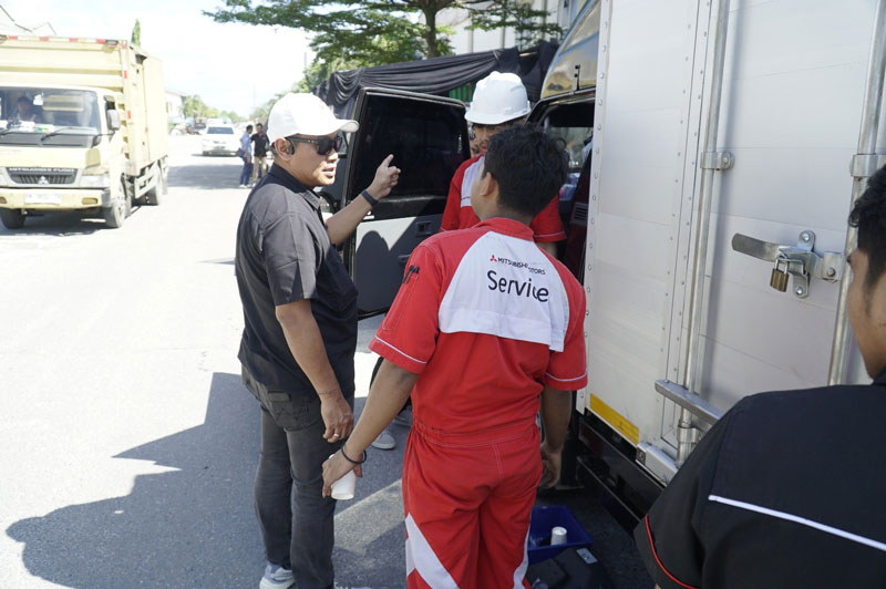 Sales Manager Mitsubishi DIPO Arengka Gunawan meninjau layanan pengecekan mesin gratis dan pemasangan double filter tanpa biaya di pergudangan Avian, Pekanbaru.