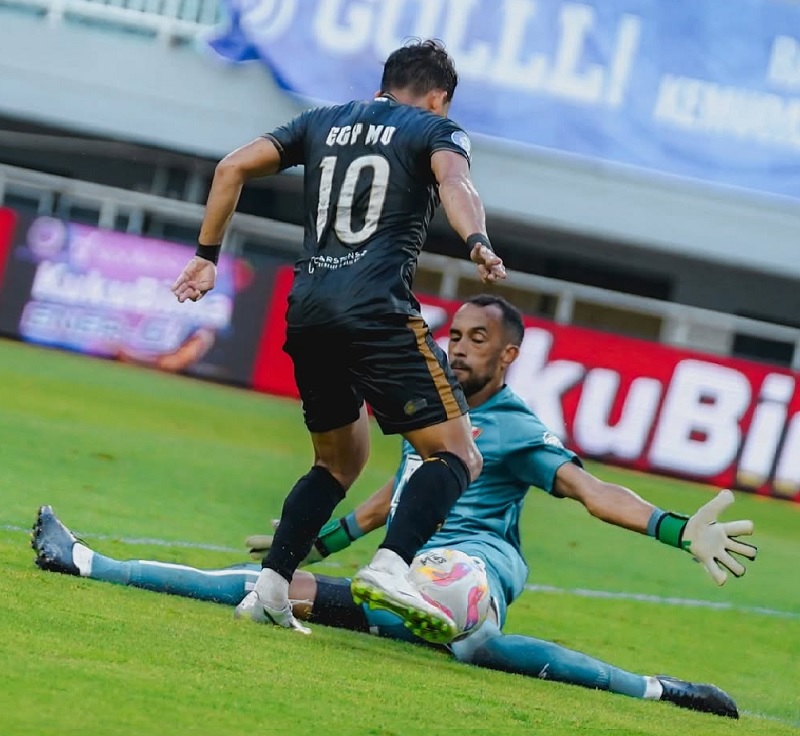 Dewa United FC semakin sulit untuk mengejar juara bertahan Persib Bandung di puncak klasemen Liga 1 setelah kalah 1-2 dari Malut United FC di kandang sendiri.