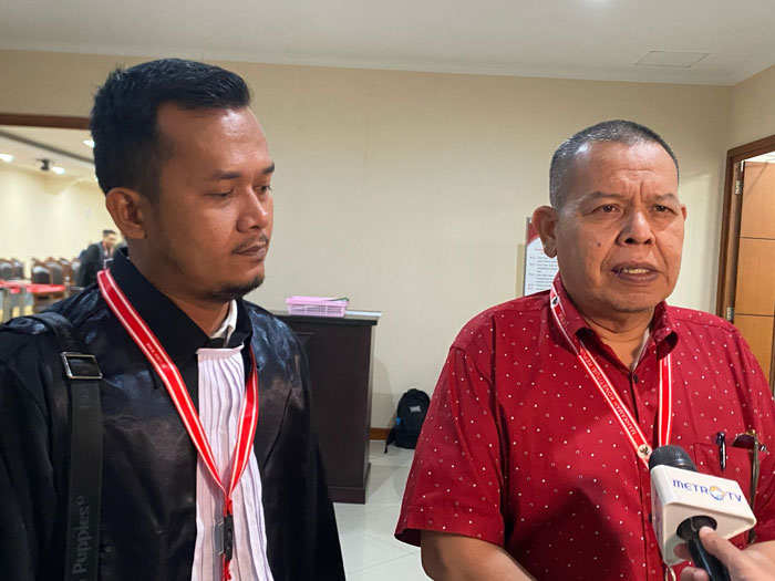 Calon Bupati Siak Irving Kahar Arifin didampingi kuasa hukumnya usai mengikuti sidang pendahuluan terkait gugatan Sugianto di MK,  Jumat (25/4/2025).