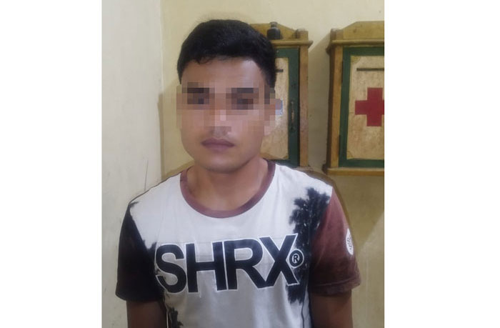 Tersangka pelaku sodomi anak di bawah umur diamankan di Mapolsek Pinggir bersama barang bukti pakaian dan handphone, Jumat (25/4/2025).
