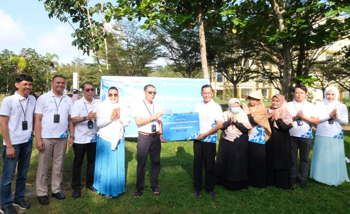 Penyerahan secara simbolis motor listrik oleh Direktur Teknik PT Jasaraharja Putera Suhardiman (kaca mata hitam), diterima WR III Prof Dr Edi Erwan, Kamis (24/4/2025).