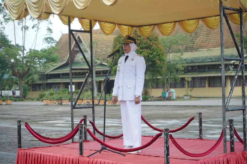 Wakil Bupati Inhil Yuliantini memimpin apel peringatan Hari Otonomi Daerah di halaman kantor Bupati Inhil, Tembilahan, Jumat (25/4/2025).