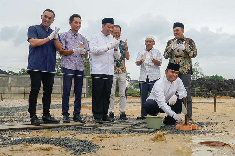 Danlanud Roesmin Nurjadin, Marsma TNI Feri Yunaldi melakukan peletakan batu pertama masjid Grand Ubud disaksikan, Wawako Pekanbaru Makarius Anwar, Owner Grand Ubud, Surya Kokanda,