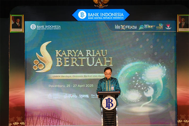 Kepala Perwakilan BI Provinsi Riau, Panji Achmad memberikan kata sambutan dalam acara Karya Riau Bertuah (KRB) di Aula Lancang Kuning Kantor Perwakilan BI Provinsi Riau, Jumat (25/4/2025).