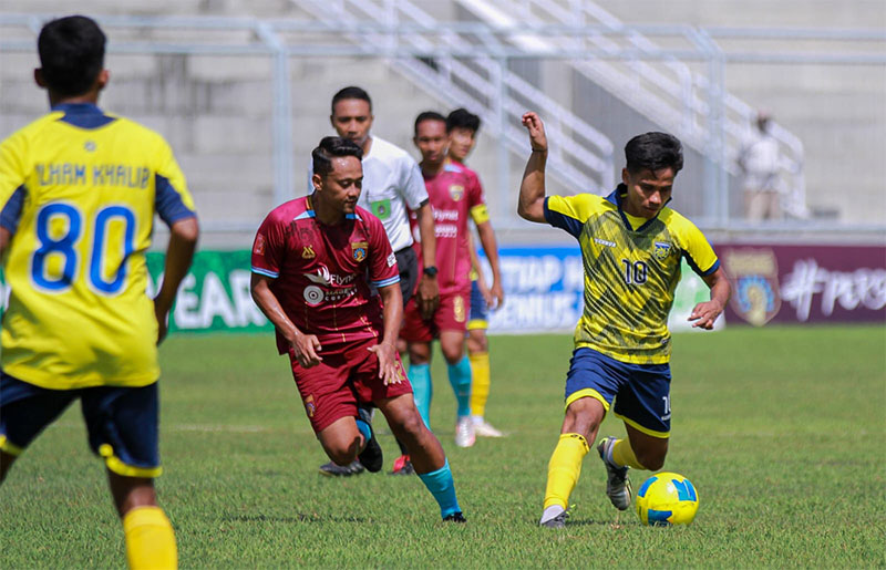 Pemain Pekanbaru FC Ali Muhammad Ichsan (kanan) melewati pemain Persiwangi Banyuwangi dalam laga penutup penyisihan Grup N Babak 64 Besar Liga 4 Nasional di Stadion Diponegoro Banyuwangi, Sabtu (26/4)