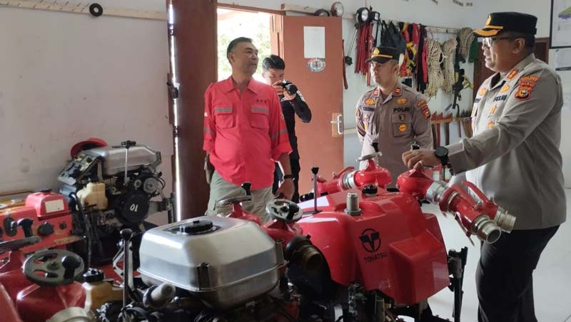 Kapolres Dumai AKBP Hardi Dinata (kanan) melakukan peninjauan dan pengecekan fasilitas sarana dan prasarana penunjang kelancaran penanggulangan karhutla di Dumai.