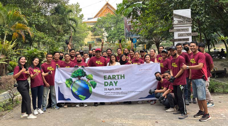 Jajaran managerial dan karyawan Aryaduta Pekanbaru berfoto bersama usai bersih-bersih lingkungan dalam rangka menyemarakkan Hari Bumi Internasional, belum lama ini.