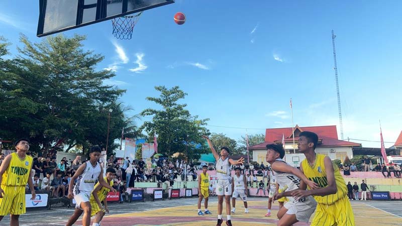 SMAN 1 Rambah saat bertanding menghadapi SMAN 1 Tandun  pada ajang Riau Pos-Honda Student Basket League seri Ujungbatu di lapangan Kantor Desa Ujungbatu Timur, Kecamatan Ujungbatu, Rokan Hulu.
