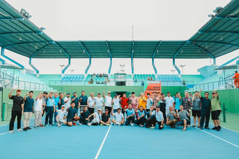 Region Head PTPN IV Regional III Ahmad Gusmar Harahap foto bersama dengan para pemain di  Venue Tenis Region Office PTPN IV Regional III, Pekanbaru, Jumat (25/4/2025).