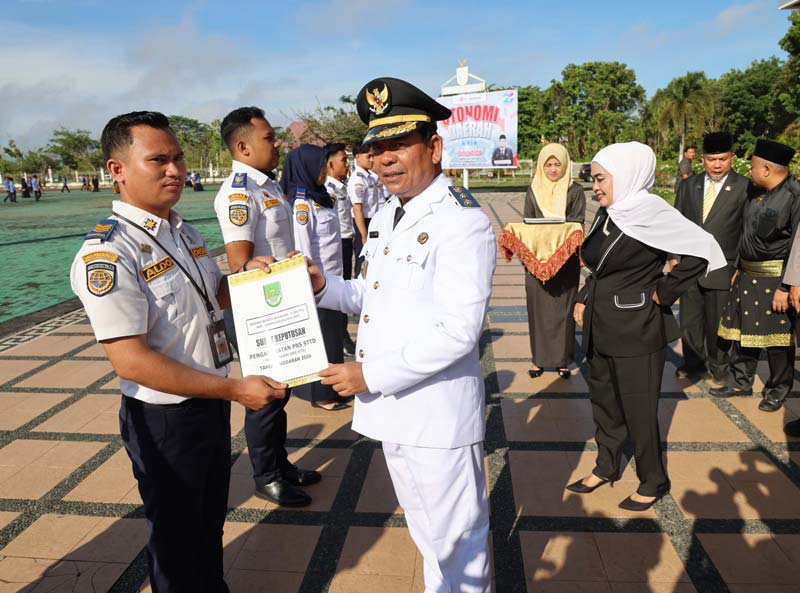 Wabup Rohul H Syafaruddin Poti SH MM menyerahkan SK pengangkatan PNS dan CPNS kepada lulusan Sekolah Tinggi Transportasi Darat.