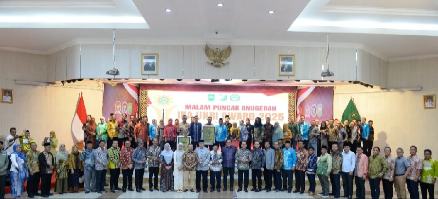 Gubernur Riau Abdul Wahid foto bersama dengan Rektor Unri Prof Dr Sri Indarti, para alumni dalam pertemuan silaturahmi bersama IKA Unri di Gedung Daerah Balai Serindit, Pekanbaru.