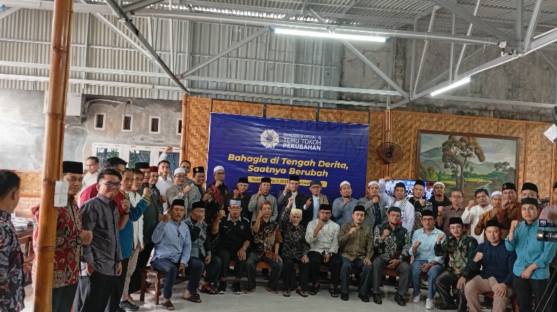 Peserta Dialog Syawal foto bersama usai diskusi.