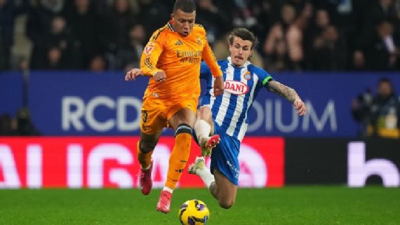 Penyerang Real Madrid Kylian Mbapp&eacute; (kiri) saat berhadapan dengan bek Espanyol Carlos Romero. Madrid akan menghadapi seteru mereka Barcelona di final Copa del Rey.
