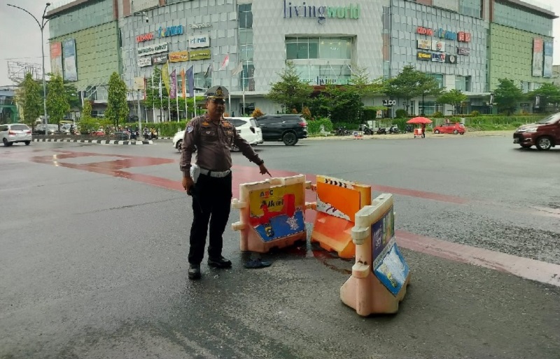 Petugas Satlantas Polresta Pekanbaru menunjukkan lokasi korban terjatuh dari Flyover Simpang SKA Pekanbaru.